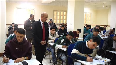 رئيس جامعة بني سويف يتفقد امتحانات الفصل الدراسي الأول بكليتي التجارة والصيدلة