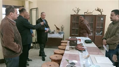 مدير تعليم أسيوط يتابع تجهيز مركز 