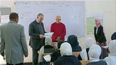 مدير تعليم أسيوط يتابع تدريب طلاب الإعدادية على امتحانات البوكلت