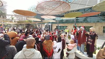 متطوعون يحتفلون بالعام الجديد مع أطفال مرضى السرطان 