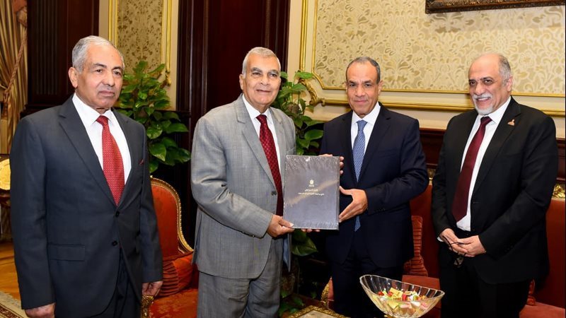 وزير الخارجية يلتقي