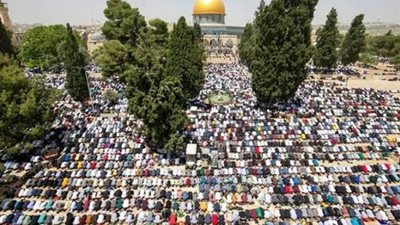 عشرات الآلاف من الفلسطينيين يؤدون صلاة الجمعة في المسجد الأقصى