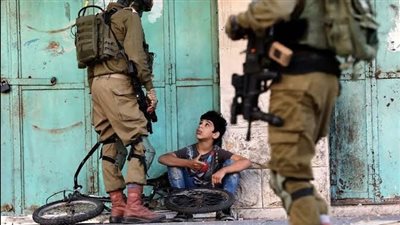 الاحتلال يعتقل ثلاثة أطفال من بيت أمر شمال الخليل