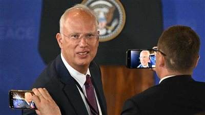 الكرملين: ممثلو القيادة الروسية والأمريكية يتواصلون عقب زيارة دميترييف 