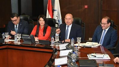  الوزير يبحث مع وزراء التخطيط والإسكان والمالية تطوير مرافق المناطق الصناعية