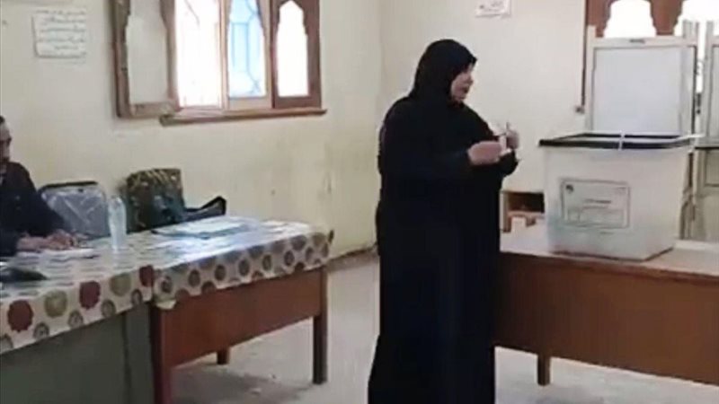 المواطنون يتوافدون