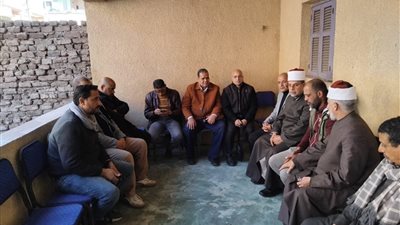 وفد من منطقة الغربية الأزهرية يقدم العزاء لأسرة الطفلة 