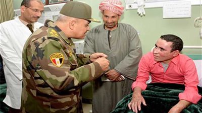 وزير الدفاع يزور مصابي العمليات الإرهابية بمستشفيات القوات المسلحة
