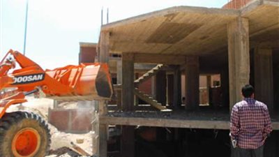 وزير الإسكان يُصدر 42 قراراً إدارياً لإزالة مخالفات البناء بقرية سياحية بالساحل الشمالى