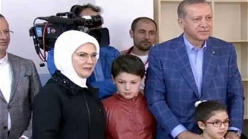 أردوغان يدلي بصوته