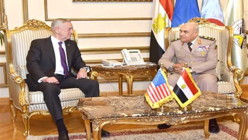 وزير الدفاع يناقش