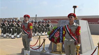 وزير الدفاع ينيب قادة الجيوش والمناطق بوضع إكليل الزهور علي النصب التذكاري