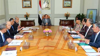 السيسي يعقد اجتماعا حكوميا مصغرا بحضور رئيس الوزراء ومحافظ البنك المركزى وكبار المسئولين‎