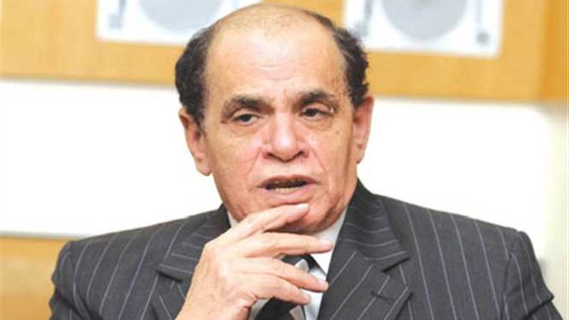 د. صلاح فوزى أمام