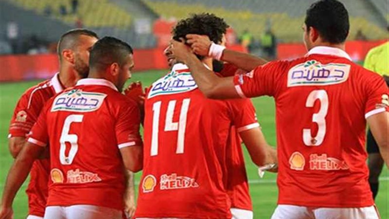 الأهلي بالزي الأساسي