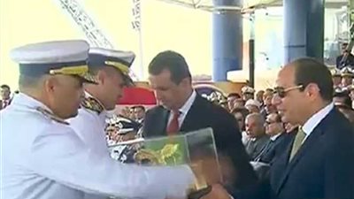 رئيس أكاديمية الشرطة يقدم هدية تذكارية للرئيس السيسي فى حفل تخرج دفعة جديدة من طلاب الشرطة