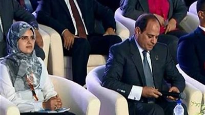 الطالبة مريم تجلس بجوار 