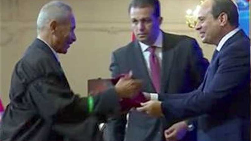 الرئيس السيسى يكرم