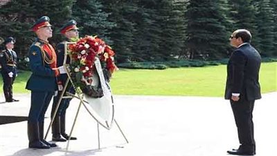 الرئيس السيسي يضع إكليلا من الزهور علي أضرحة أبطال الوطن بفيتنام