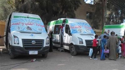 10 عيادات متنقلة بقافلة طبية لقرى دير مواس بالمنيا