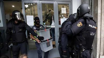 «الحجارة وزجاجات البول».. سلاح الملثمين لعرقلة استفتاء كتالونيا