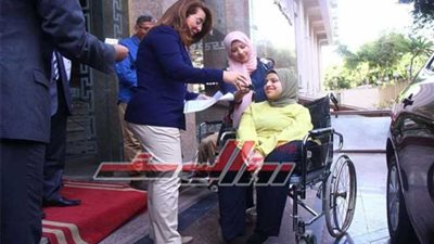 السيسي يشتري سيارة مجهزة طبيًا لفتاة من ماله الخاص