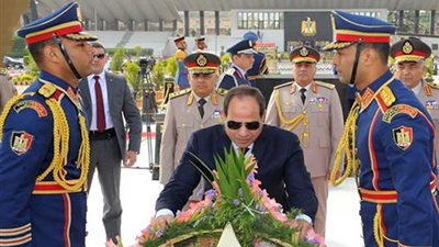 في ذكرى أكتوبر.. السيسي يضع إكليلا من الزهور على قبر الجندي المجهول