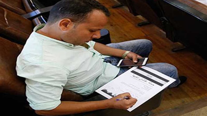 عمال مصر يوقعون استمارة