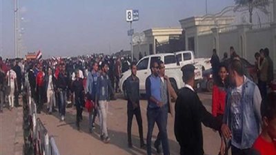 بالصور.. بدء توافد الجماهير على برج العرب