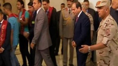 الرئيس السيسي يترك الشباب لإزاحة الستار في افتتاح مركز المؤتمرات