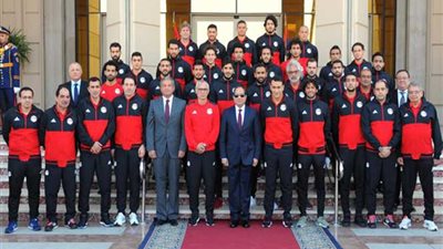 بالفيديو .. السيسي يكرم المنتخب الوطني ويطالبهم بإسعاد الجماهير