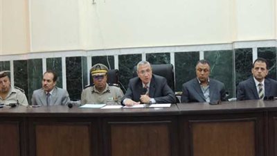 مدير أمن المنيا يجتمع بالعمد والمشايخ لتفعيل لجان المصالحات