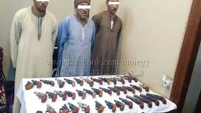 ضبط ٣ اشخاص وبحوزتهم ٣٨ قطعة سلاح بأسيوط