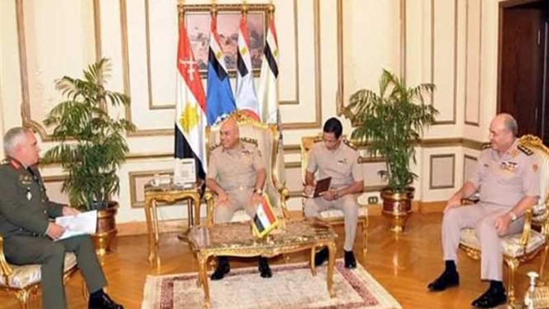 وزير الدفاع يناقش