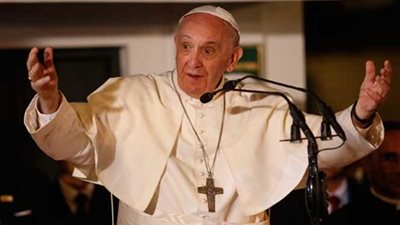 بابا الفاتيكان يدعو لموجهة الهجرة بحلول آمنة