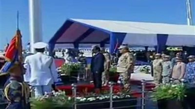 الرئيس السيسى يرفع علم مصر على قاعدة الاسكندرية البحرية