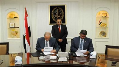 الإسكان: توقيع بروتوكول لرصف الطرق بمداخل القري بالقليوبية