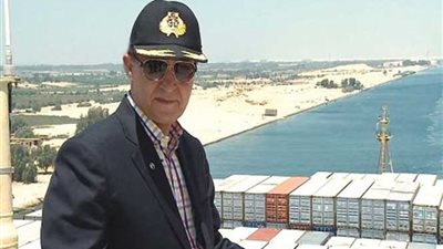 مميش: 107 سفن تعبر قناة السويس والحمولة 7.7 مليون طن