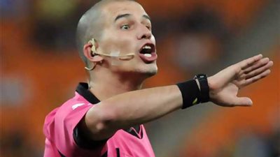 تعرف على طاقم تحكيم مباراة الأهلي والنجم