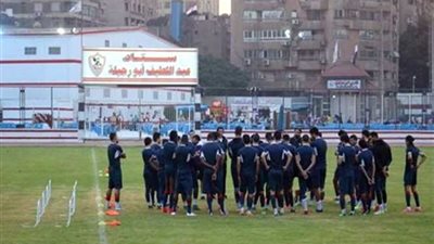 نيبوشا يشرح للاعبين أخطاء مباراة سموحة