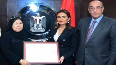 سحر نصر تستقبل سيدة تبرعت بشبكة ابنتها لـ«تحيا مصر»