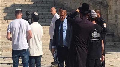 بالصور.. عضو كنيست متطرف يقتحم 