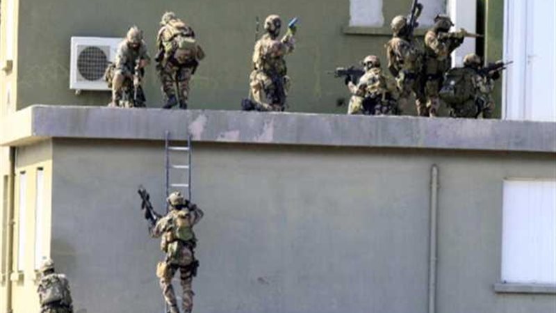 11 يمنيًا وكيانان