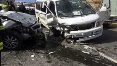 الصحة: مصرع 4 مواطنين وإصابة 16 آخرين في حادث تصادم سيارتين بسوهاج