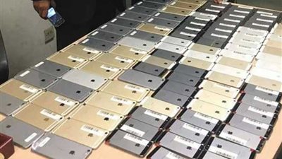 الجمارك تُحبط تهريب 30 آيفون بمطار القاهرة