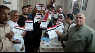 بالصور.. «المنايفة» يوقعون على «علشان تبينها» بمقر النائب عصمت زايد