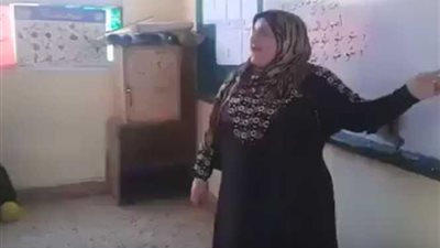 بالفيديو .. معلمة تبتكر أسلوبا جديدا لشرح المواد الدراسية.. ومطالبات بتكريمها