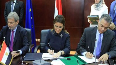 بالصور .. وزيرا النقل والتعاون الدولي يوقعان اتفاقية منحة تجديد ترام الرمل بقيمة 8 ملايين يورو