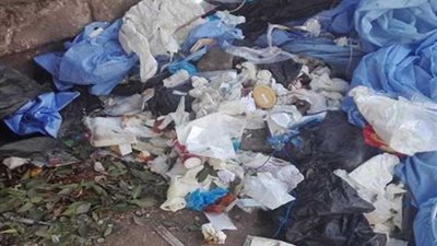 مستشفى خاص بطنطا يلقي نفايات طبية في الشارع