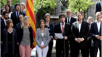 حكومة كتالونيا تواصل عملها في مواجهة قرار إقالتها